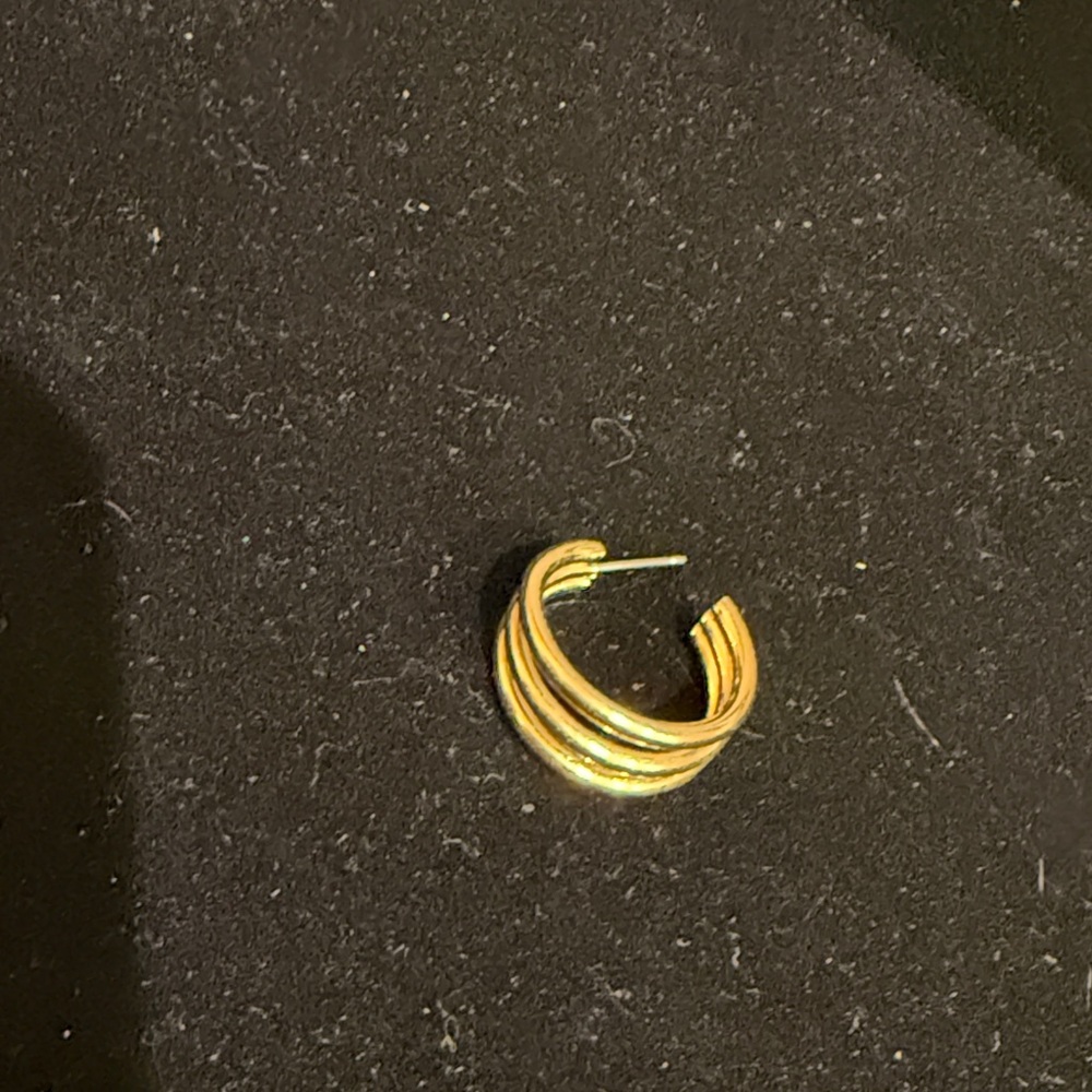Elegant Gold Hoop Earring -only one. lost one of the earrings.